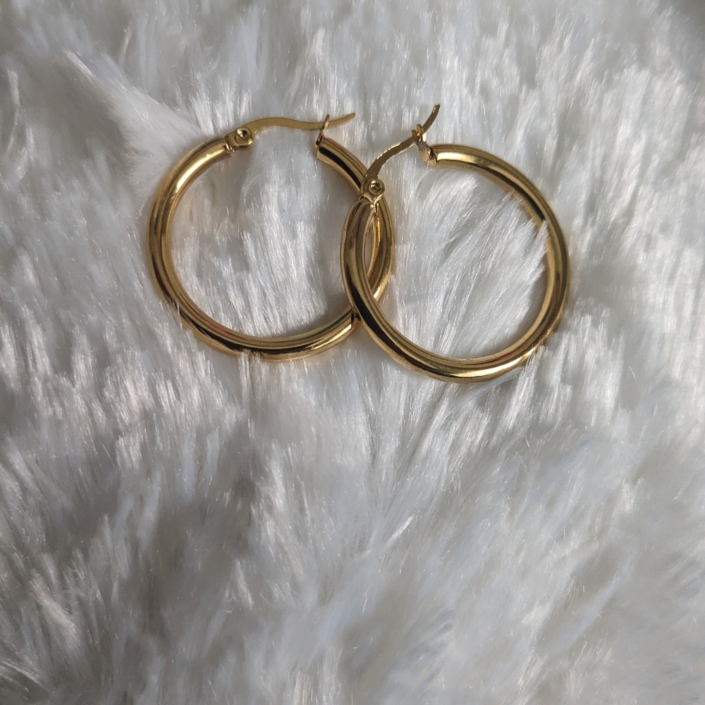 NEW Women’s Gold Plated Round Pierced Hoop Earrings 18K / jewelry - Picture 5 of 8